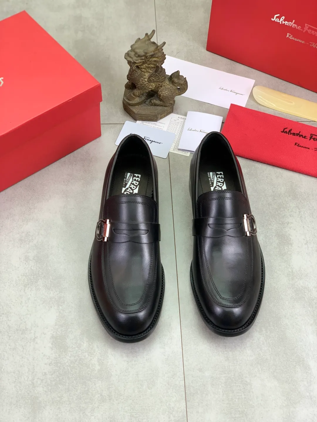 Men's Men's Shoes 💰P562💰[New Style] Water-dyed Niuli 🆘[Salvatore Ferragamo] Ferragamo's latest casual business leather shoes for men! Listed simultaneously! The fabric is made of specially imported original pebbled calfskin, and the lining is made of imported water-dyed cowhide. It is absolutely luxurious and leads the fashion trend. Matching code: 38-44 (45 and 46 can be customized) Black, brown and burgundy colors available
